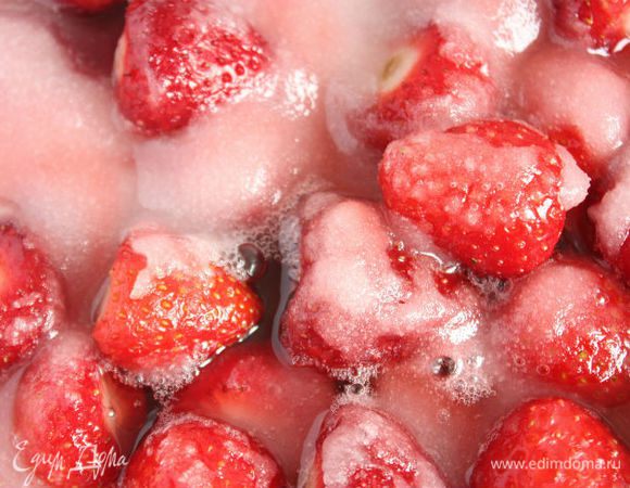 Когда сахар намокнет от клубничного сока,