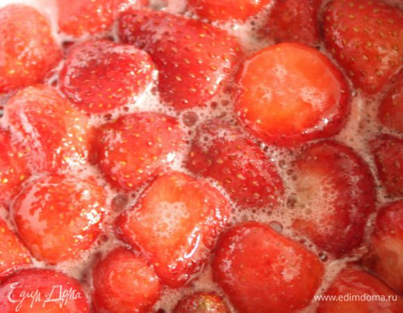 поставьте вашу посудину на маленький огонь. Если варите на газовой плите, обязательно пользуйтесь пламярассекателем! Нагревайте до полного растворения сахара, часто помешивая деревянной лопаткой или ложкой, и до появления пенки, которую снимают, как с бульона. Для варенья клубнику перемешивают очень осторожно, стараясь не повредить, а для джема весьма интенсивно.