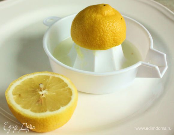 Выжмите сок из лимона и лайма.