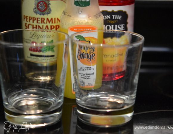 Приготовим все для коктейля.
60 г мятный шнапс,
80 г сироп Гренадин,
120 г апельсиновый сок,
стакан хайбол.