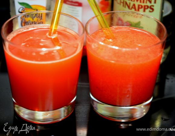 В стаканы разольем шнапс мятный, затем сироп Гренадин и апельсиновый сок. Перемешаем. 