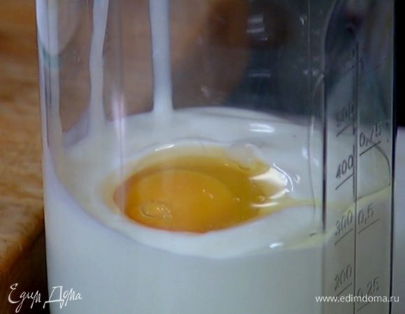 Кефир с яйцом взбить миксером. Влить растопленное масло и еще немного взбить.