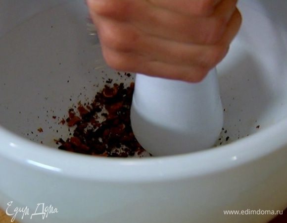 Кардамон, бадьян, гвоздику и сенегальский перец растереть в ступке в пудру.