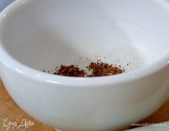 Корицу и мускатный орех добавить в ступку со специями и перемешать.