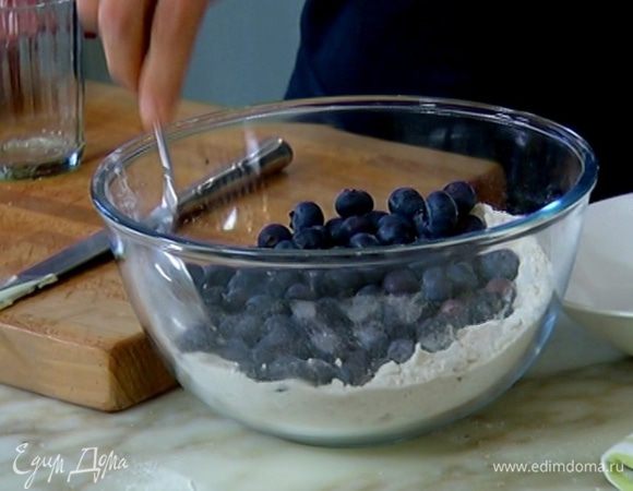 Добавить голубику и еще раз перемешать.
