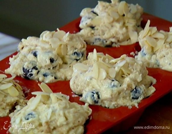 Разложить тесто в силиконовые формы для маффинов, посыпать оставшимися миндальными хлопьями и отправить в разогретую духовку на 20 минут.