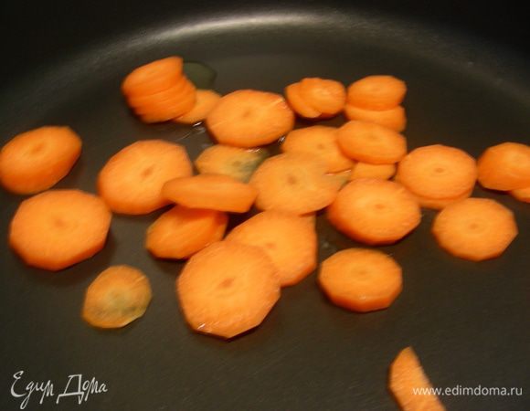 В это время приготовим зажарку. Морковь режем тонкими кружочками и обжариваем несколько минут на растительном масле.
