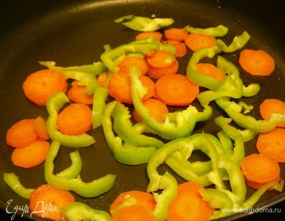 Перец режем полосками и добавляем в сковороду. Обжариваем.


