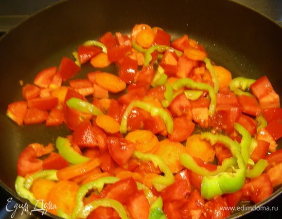 Помидоры режем небольшими кубиками и добавляем в сковороду. Тушим до мягкости овощей.
