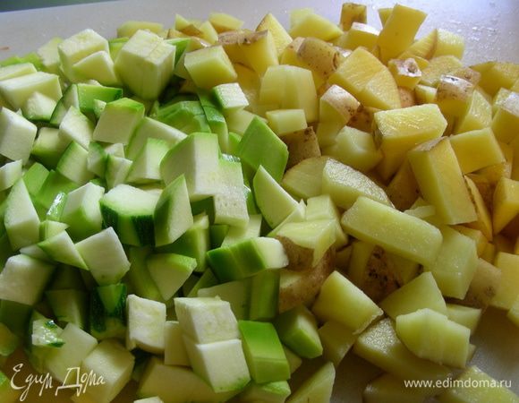 Кабачок и картофель режем небольшими кубиками и добавляем к полуготовому рису. Минут через 5 добавляем зажарку из овощей и зеленый горошек. Готовим еще несколько минут. 