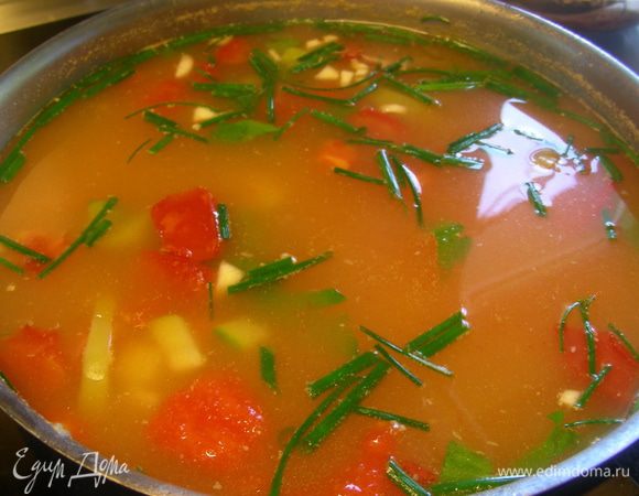 Рубим листья сельдерея, зеленый лук и чеснок - их количество по вкусу. Добавляем их в суп и доводим до кипения. Здесь огонь можно выключить и оставить сиупчик немного настояться. 

