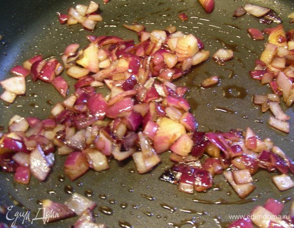 Лук рубим и обжариваем на оливковом масле несколько минут. Затем добавляем бальзамический уксус и мед (я в данном случае лук не обжаривала до мягкости, а оставила его слегка хрустящим). Готовим еще минуту, помешивая. 
