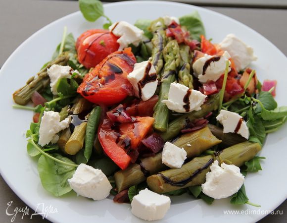 Раскладываем салат по тарелкам, сверху выкладываем овощи. Я еще разобрала на небольшие кусочки и добавила мягкий козий сыр, он сюда отлично вписался.При подаче я его полила бальзамическим кремом.
 Приятного аппетита))