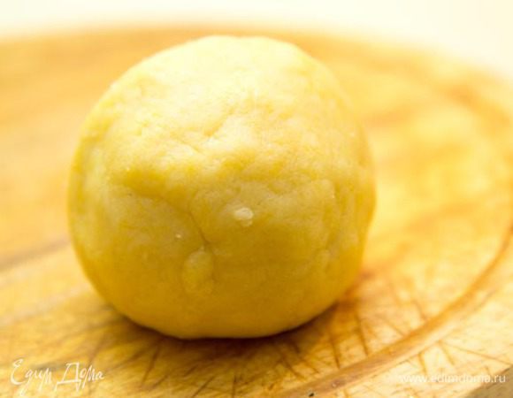 ПЕСОЧНЫЕ ТАРТАЛЕТКИ:
Сахарную пудру (мелкий сахар) смешать с семенами ванили.
Муку просеять и растереть с маслом в мелкую крошку.
Добавить к муке яйцо и сахарную пудру. Собрать тесто в комок. *Если тесто не собирается, то можно добавить 1-2 ст.л.  ледяной воды.
Завернуть тесто в пищевую пленку и убрать в холодильник на 1 час.