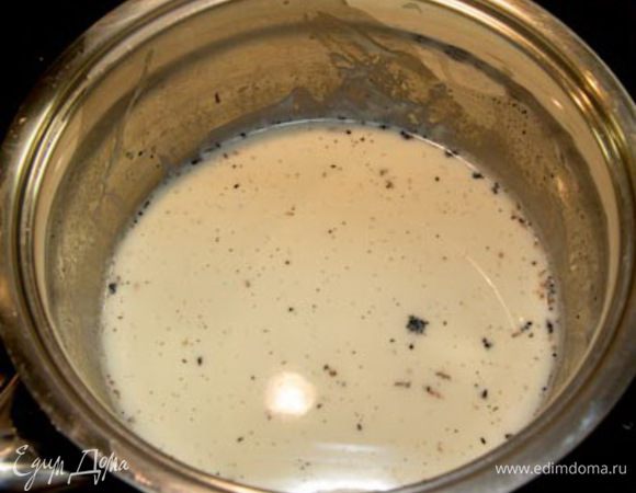 КРЕМ: Ванильный стручок разрежьте вдоль напополам и достаньте семена. И стручок и семена сложите в кастрюльку, залейте молоком. Доведите все до кипения на среднем огне.
Взбейте желтки, сахар и кукурузный крахмал.

Тоненькой струйкой влейте немного горячего молока, продолжая взбивать. Когда смесь станет однородной, перелейте все обратно в кастрюлю.