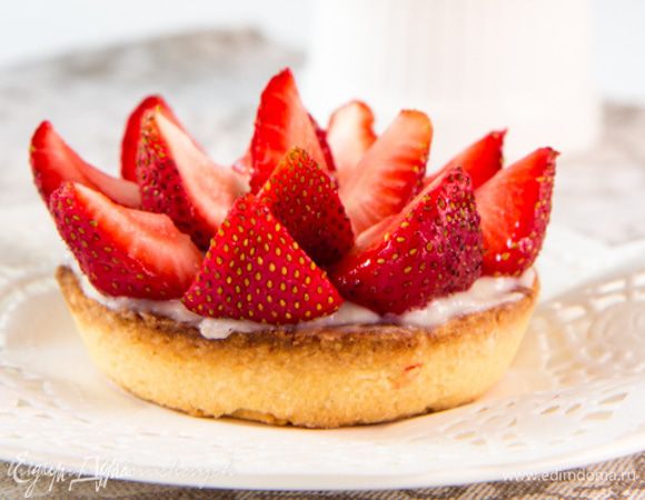 СБОРКА:
Клубнику порезать на четвертинки.
Тарталетки заполнить заварным кремом, сверху выложить клубнику.