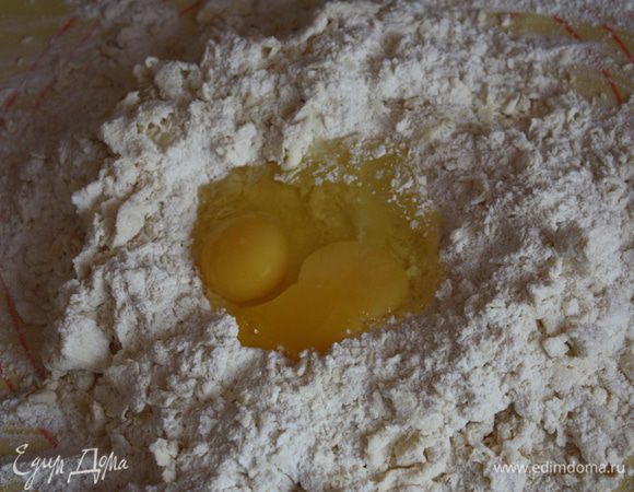 Сначала сделаем заготовки. Рис отвариваем до готовности. Отвариваем 1 яйцо.
******
Теперь сделаем тесто. Просеиваем муку и соль, добавляем порезанное на кубики мягкое масло и яйца, и вымешиваем пока тесто не станет гладким и упругим. Как вы понимаете мука разной влажности у всех, может понадобиться чуть больше или чуть меньше. Я всегда кладу чуть меньше,при раскатке тесто еще вберет муки сколько нужно.