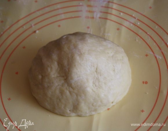 Если тесто суховато, можно добавить 1-2 ст.л. ледяной воды. Тесто скатываем в шар,накрываем пищевой пленкой и оставляем в теплом месте на 20 минут.