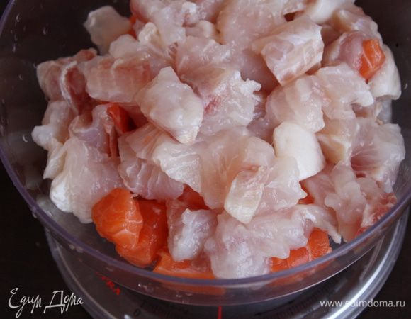 Займемся начинкой. Рыбу порежем небольшими кубиками. Можете взять какую-то одну рыбу.