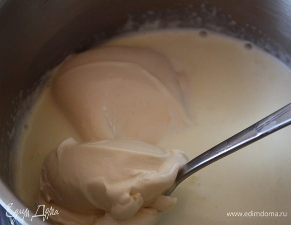 Сливки доводим ПОЧТИ до кипения,уменьшаем огонь, добавляем плавленый сыр и помешиваем, пока сыр не расплавится.