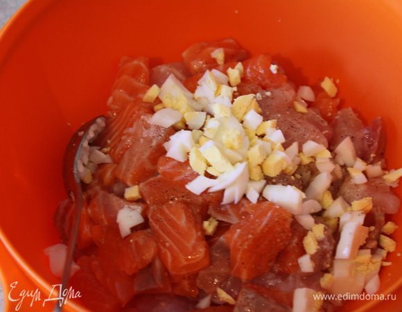 В миске соединим рыбу, отварной рис, порубленное яйцо, посолим и поперчим.