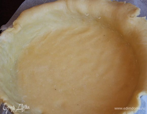 Тесто делим на 2 части. Одну бОльшую раскатываем толщиной примерно 5 мм и укладываем  в форму, смазанную маслом. Форма 26 см.