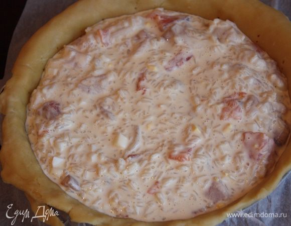 Выкладываем на тесто нашу начинку.