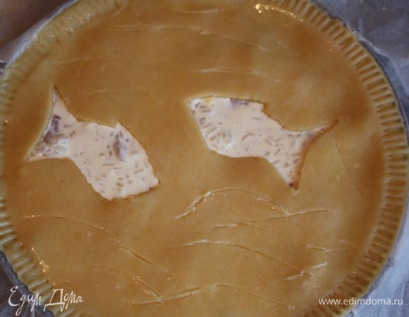 Закрываем сверху раскатанным пластом и прокатываем сверху скалкой, чтобы были ровные края. Для надежности проходимся по краям вилочкой.