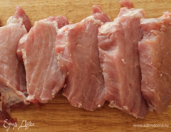 Мясо нарезать поперек волокон на медальоны шириной 1 см. Не отбивать...
