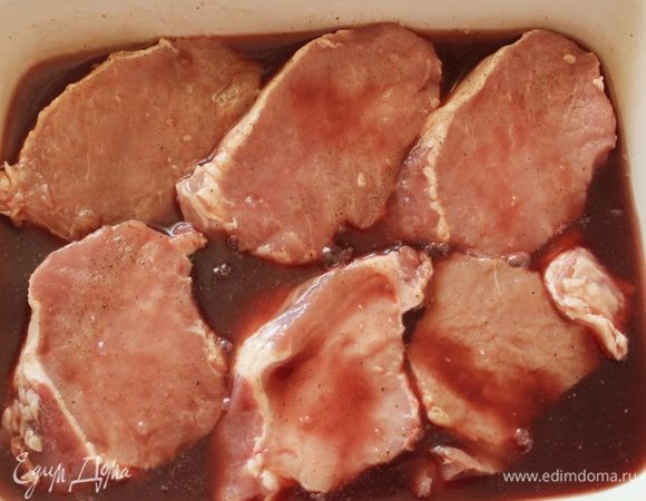 Залить гранатовым соком так, что бы мясо было полностью покрыто. Выдержать мясо 20-30 минут.