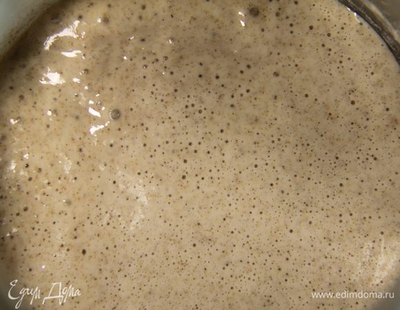 Уже через сутки закваска будет иметь вот такой вид: с мелкими пузырьками и приятным запахом!<br />
День второй: добавьте такое же количество ингредиентов к смеси в банке. Перемешайте. Оставьте еще на сутки.