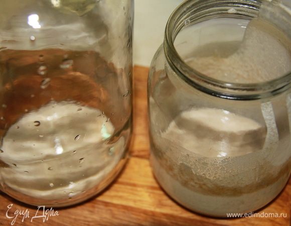 День четвертый: удалите большую часть закваски (вылейте или разложите по другим банкам, если хотите много закваски). Оставьте в банке примерно 1 ст. л. закваски. Добавьте 100 мл воды, 70 г белой муки и 30 г ржаной муки. Перемешайте. Оставьте на сутки в темном месте.