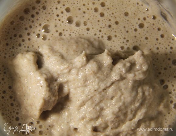 День пятый: закваска пузырится, но в объеме пока не увеличивается. Добавьте смесь, как в четвертом дне. Перемешайте, оставьте на сутки.