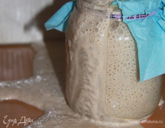 День шестой: закваска имеет очень приятный, слегка фруктовый запах — это хорошо! Уберите часть закваски, оставьте на дне банки 1 ст. л. закваски. Я оставила побольше, соответственно, больше добавила к обновленной смеси (в пропорциональном соотношении). Добавьте смесь, как в 5-й день. Перемешайте, оставьте на сутки.