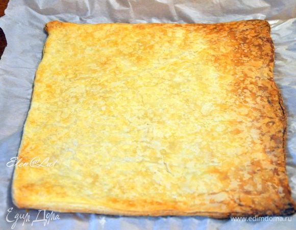 После того, как корж испечется, его остудить. остывает. как Вы понимаете он очень быстро.