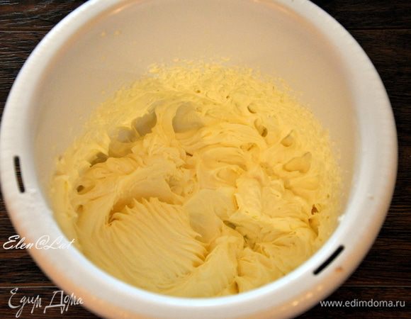 Делаем крем. Для него взбить сливки с сахарной пудрой и ванилином до состояния крема.