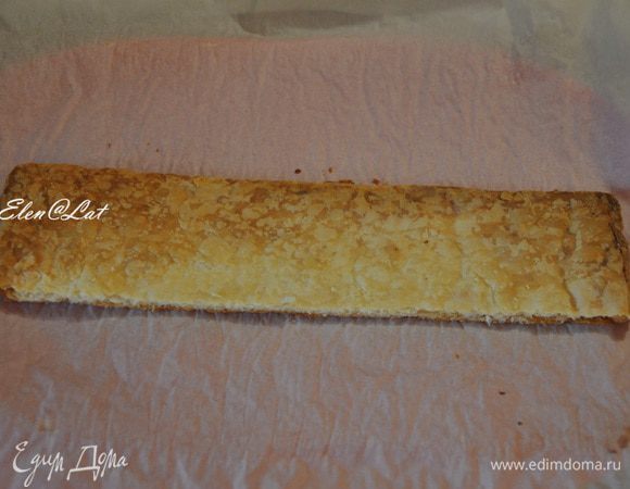 Теперь корж. Обрезать неровные края, разрезать на три одинаковые полоски.