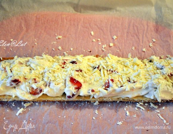 Теперь собираем пирожное. Одна полоска теста, сверху половину крема, распределить по всей длине. сверху присыпаем тертым белым шоколадом.
