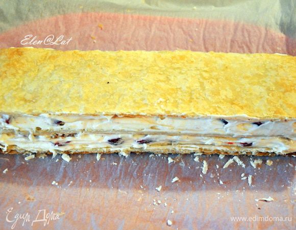 Затем опять корж, крем, шоколад, и снова корж. И такой торт, мы убираем в холодильник, на 2-3 часа.
