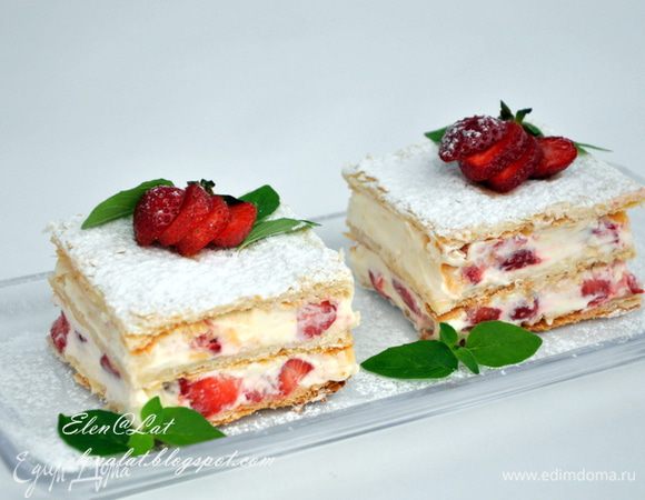 Теперь достать торт и холодильника, разрезать на ровные квадраты острым ножом. Подравнять края и присыпать пирожные сахарной пудрой, украсить целой клубничкой и мятой!!!!Поверьте оооочень вкусно!!! 
 Приятного аппетита!!!!!!!!!!!!!!!!!!!!!!!!!
