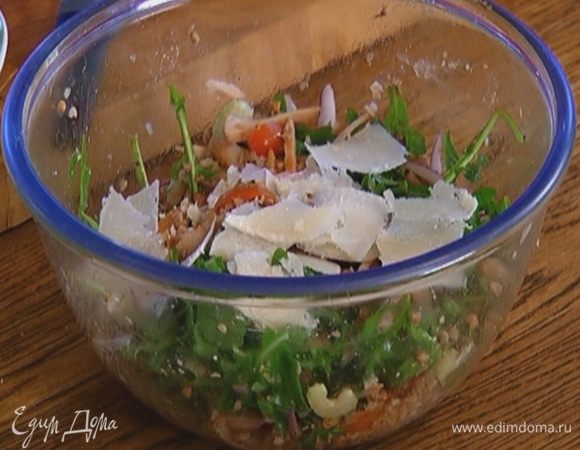 Пармезан нарезать тонкими хлопьями (можно воспользоваться овощечисткой) и посыпать салат.