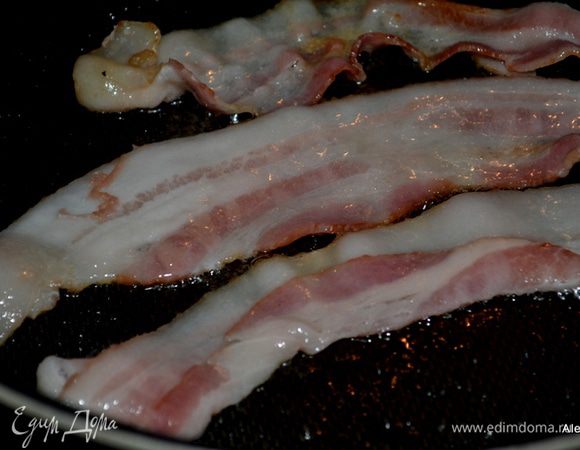 Обжарить  бекон. Выложить на тарелку с бумаж.полотенцем. Поломать.