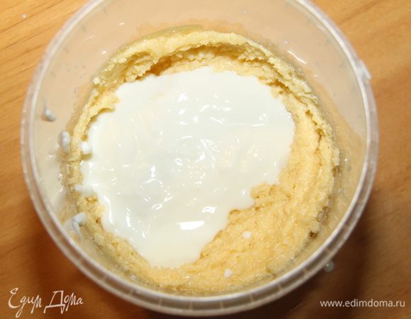  Добавьте в смесь йогурт. 