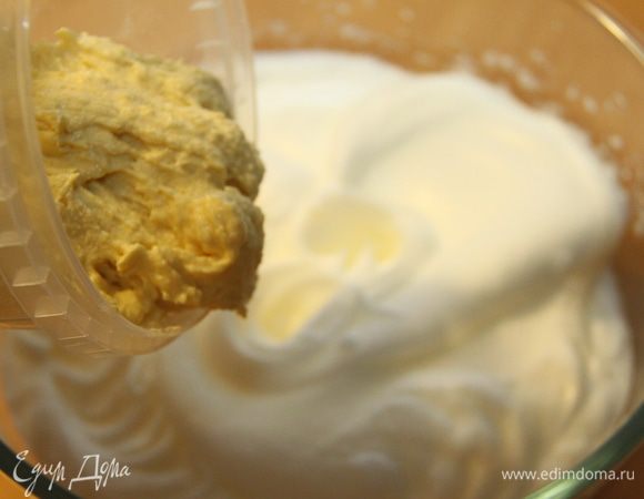 Соединить белки и тесто.