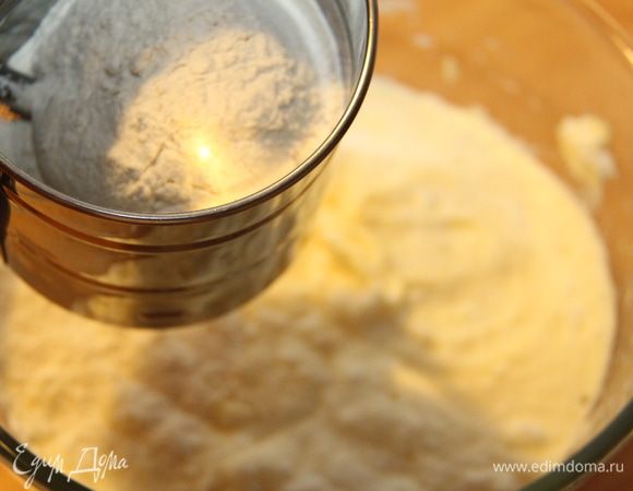 Просеять в смесь пшеничную муку.