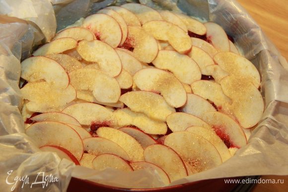 Затем сверху выложите малину (если берёте замороженную, то не размораживать!) и нарезанные яблоки. Посыпьте сахаром.