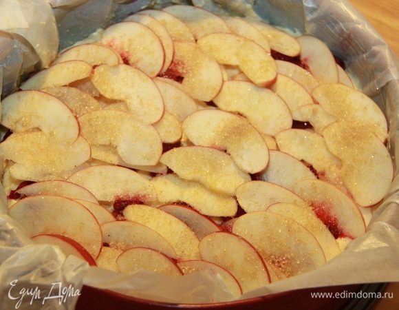 Затем сверху выложите малину (если берёте замороженную, то не размораживать!) и нарезанные яблоки. Посыпьте сахаром. 