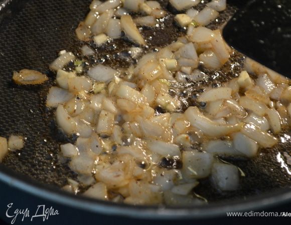 Разогреть олив.масло на непригораемой сковороде и обжарить лук слегка, затем добавить чеснок, тимьян.