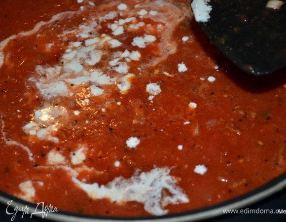 Выложим томатное пюре,бекон,сливки и куриный бульон. Перемешаем. И тушим несколько минут.