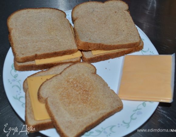 На хлеб выложить пластинки сыра ,закрыть вторым кусочком хлеба и поставить в микроволновку на 30 сек.